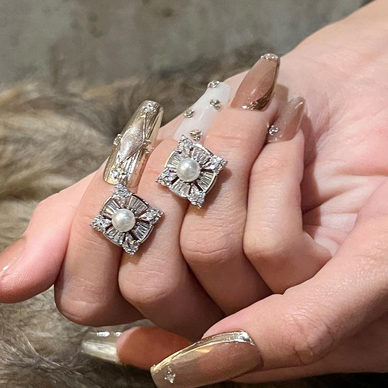 

Квадратные серьги-пусеты с жемчугом, инкрустированные цирконием, просты и индивидуальны.. Серьги «Холодный ветер» модные и трендовые. Темпераментные серьги.