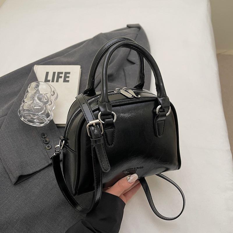 High-end niche bag women's new spring and summer fashion versatile messenger bag casual portable pillow bag