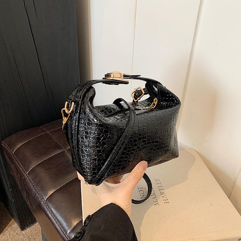 

2024 новый тренд нишевая маленькая квадратная сумка простая модная сумка через плечо простая повседневная косая сумка модная сумка для поездок на работу чёрный