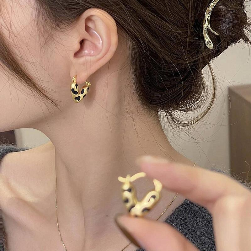 Goldene Leopardenmuster Herz Ohrklemmen: Luxuriöse Retro-Ohrringe für Damen mit einem Nischendesign für Herbst/Winter.