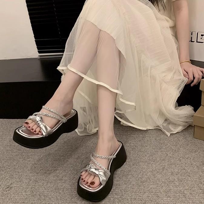 Fairy Style Beautiful Slippers Women's Summer Wear 2025 New French Temperament Rhinestone Thick-bottomed Beach Cool Slippers