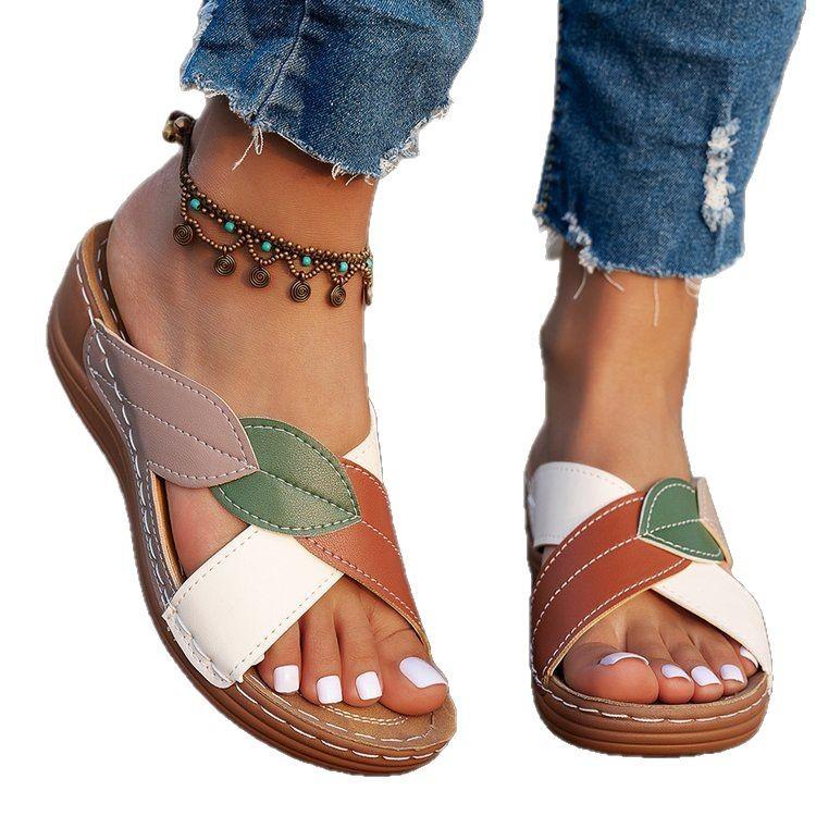 Übergröße gekreuzt mit Keilabsatz Hausschuhe Damen Sommer 2025 neue beliebte Farbabstimmung Sandalen Damen