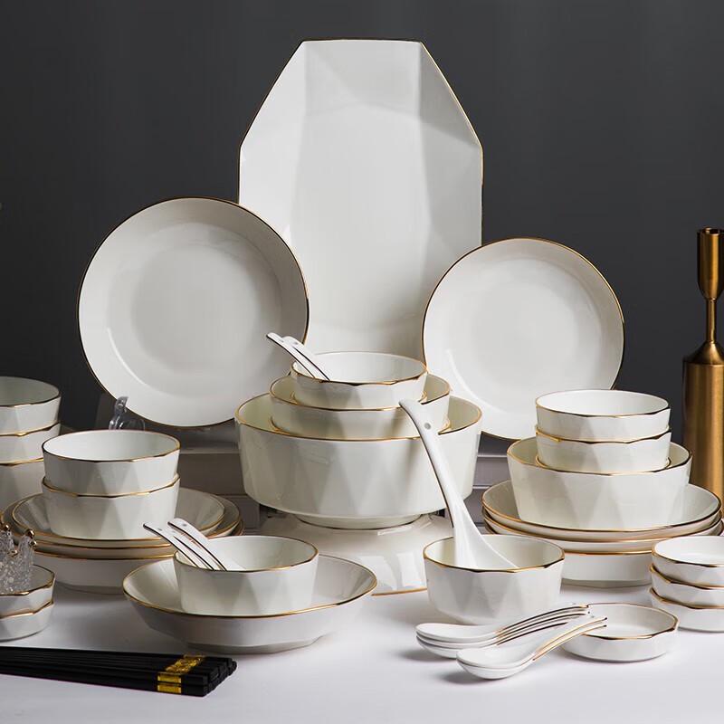 

Керамічний набір посуду з золотим обідком та візерунком у вигляді ромбів