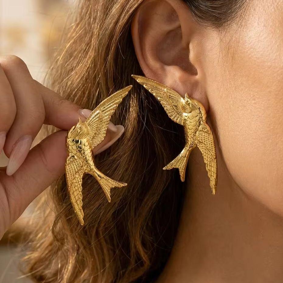 Orecchini alla moda unici in acciaio inossidabile placcato oro a forma di rondine per donna, orecchini a lobo animali vintage, gioielli da festa e quotidiani