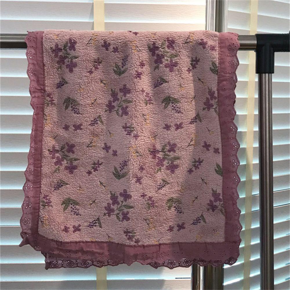 Asciugamano in stile coppia con bordo in pizzo, piccoli motivi floreali, morbido, delicato sulla pelle, assorbente, ad asciugatura rapida, asciugamano per il viso ad uso domestico per donne