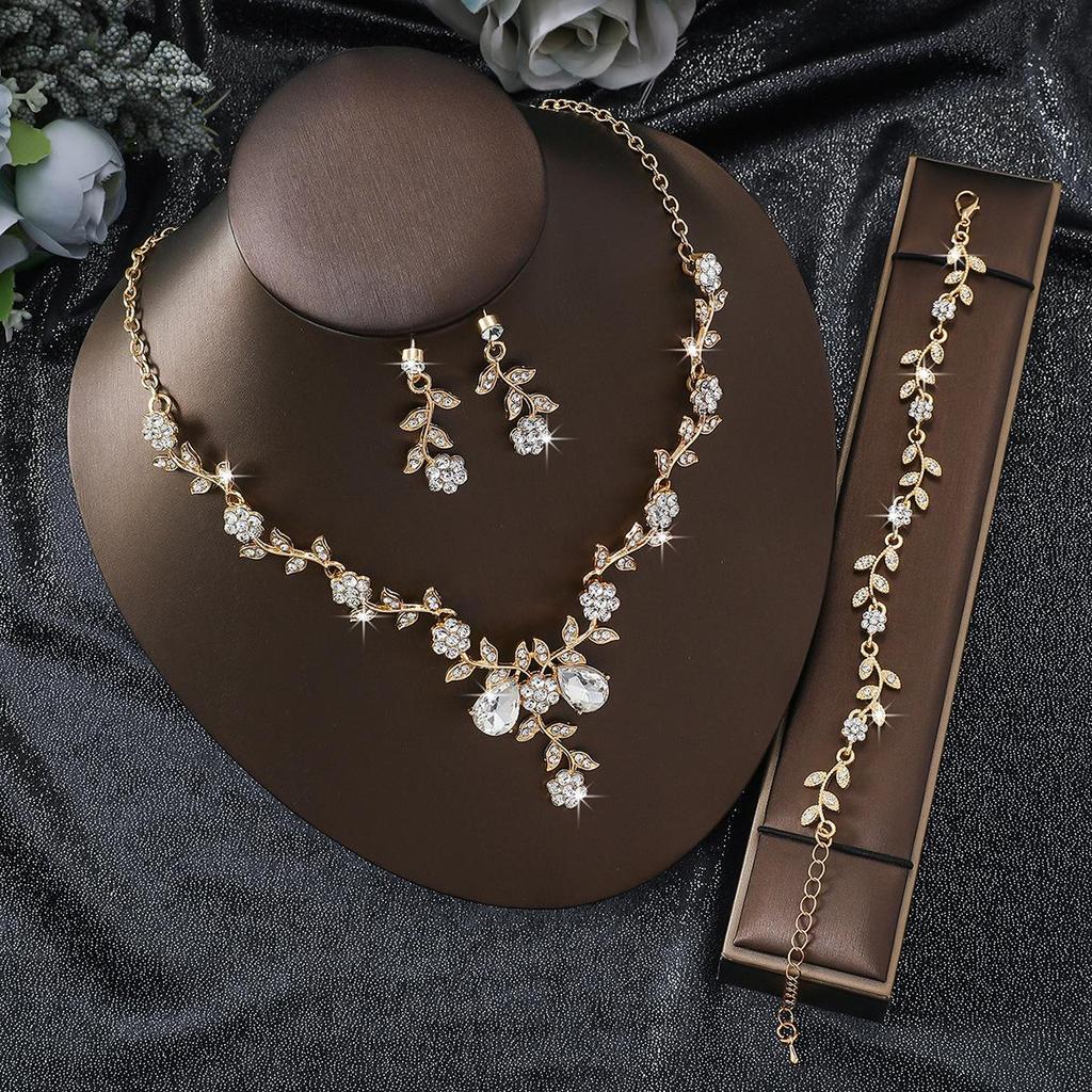 Wyrazisty zestaw biżuterii z cyrkoniami: Naszyjnik, Kolczyki i Bransoletka na Studniówkę lub jako Akcesoria do Kostiumu.