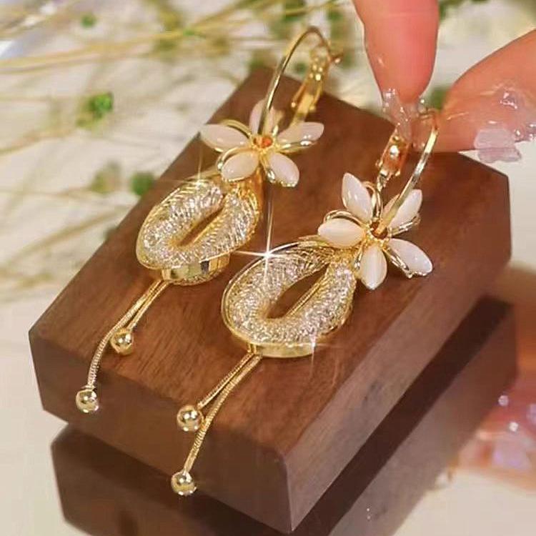 

Trendy fashion show face thin flower earrings women, a multi-wear fashionable atmosphere light luxury fringed earrings earrings