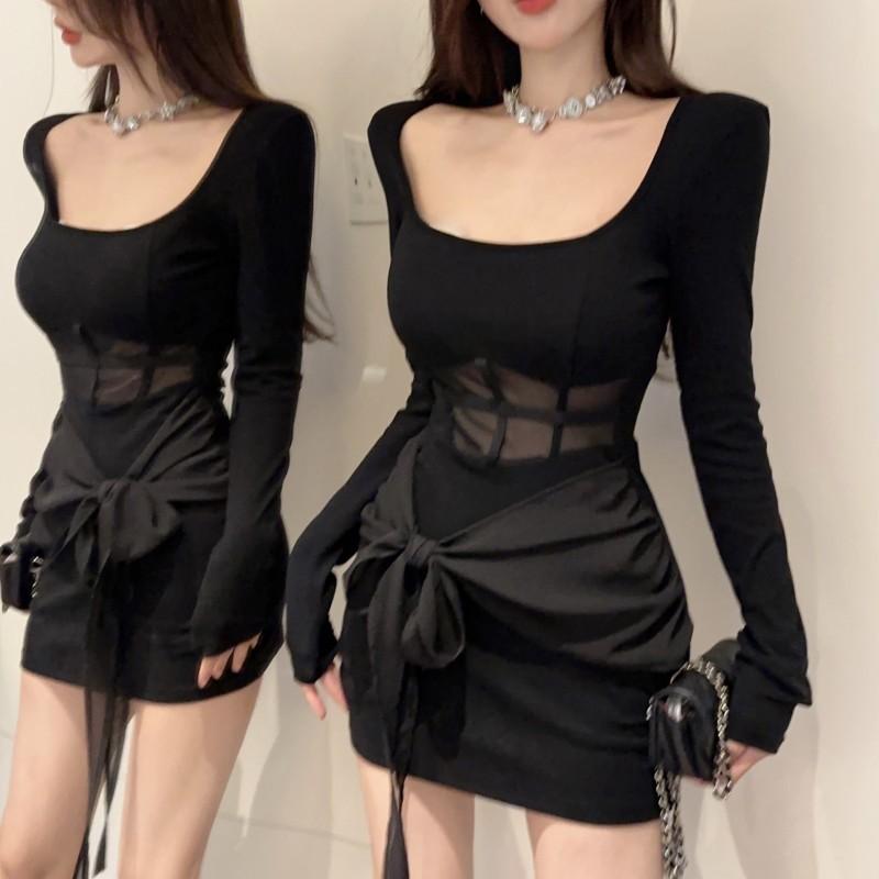 Sexy hot girl with a loose collarbone-length mesh little black dress with a slimming slimming and trendy hip-hugging dress