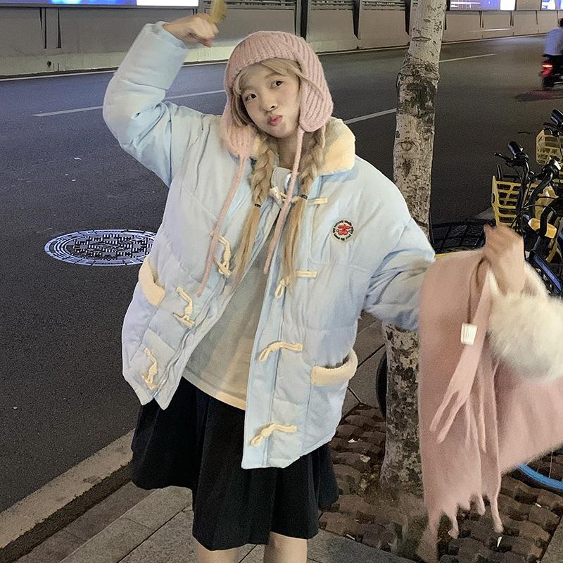 

2025 новая зимняя куртка с воротником-стойкой, застежкой на роговые пуговицы, утолщенная, короткая, модная, с лацканами, на пуху, хлопковая, женская, приталенная S светло-синий