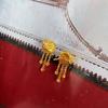 Dames Leeuwendans Kwast Oorbellen | Openwerk leeuwenpatroon, micro-diamant glans met magnetische sluiting