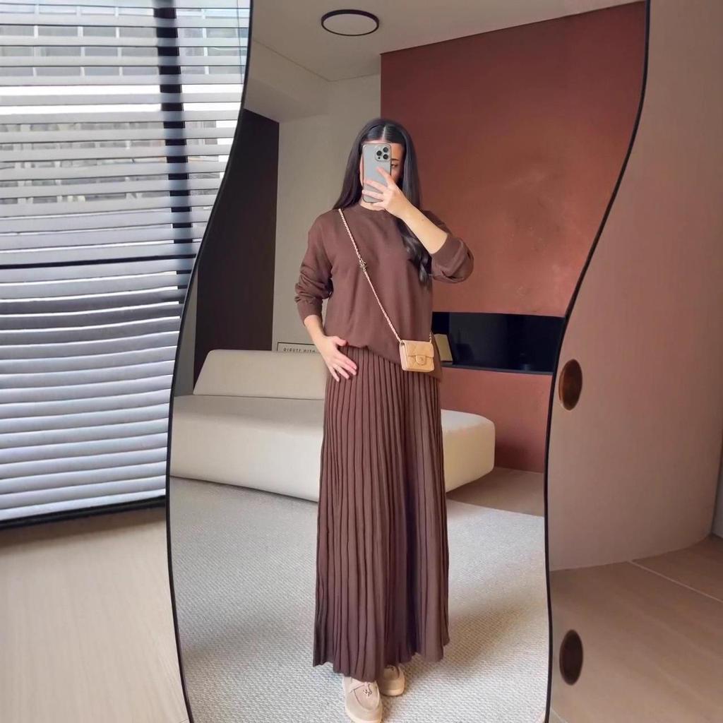 Autumn 2025 Women's Knit Sweater with Round Neck & Long Sleeve Pleated Skirt - Casual & Elegant