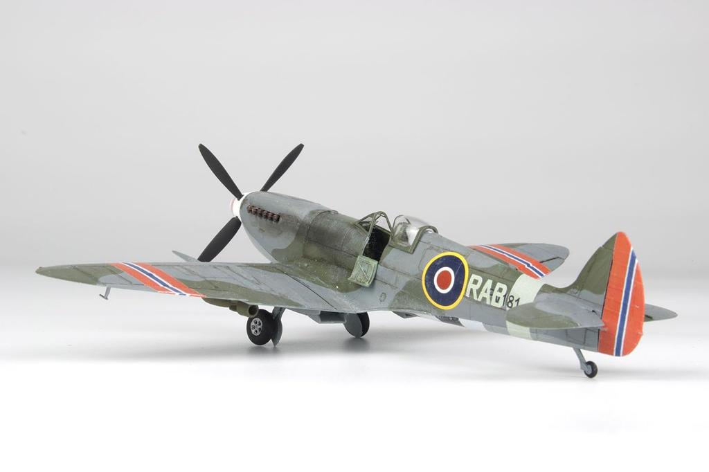 PLATZ 1/72 WWII British Spitfire Mk. IXC Plastic Model Kit with Photo-Etched Parts (AE-30)