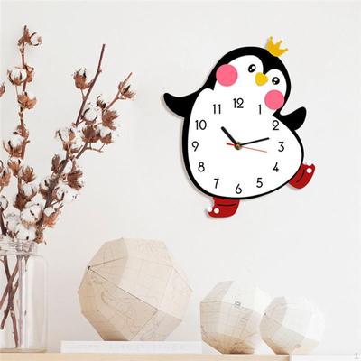 Kreslená tučňáčí dřevěná nástěnná hodina na baterie Dekorativní roztomilá 25x30cm Domácí dekorace pro hosty