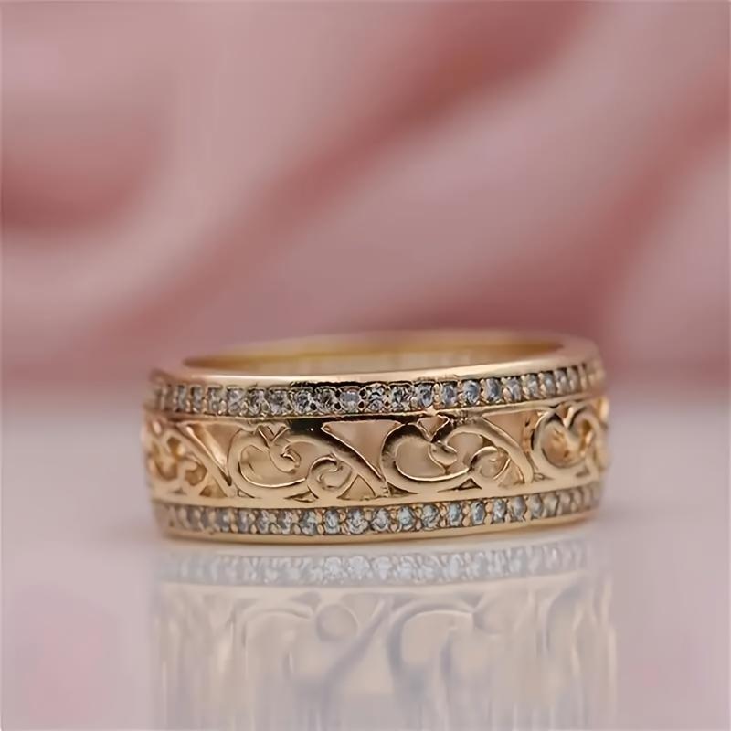 A Women's fashionable hollow pattern ring, inlaid with dazzling rhinestone decoration, suitable for any special occasion, a Valentine's Day jewelry gi