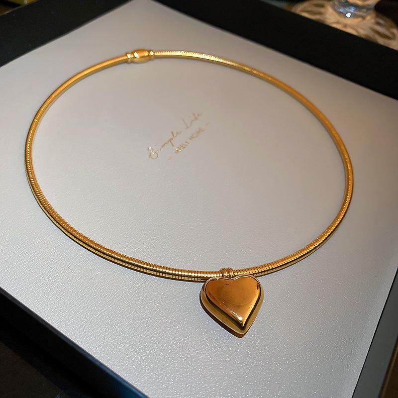 Trendy European & American Choker Necklace: Unique, Stylish, Short Fashion Neckwear