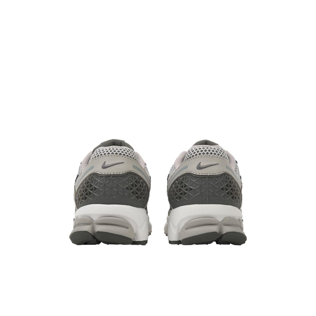 Nike Air Zoom Vomero 5 Light Iron Ore Unisex-Sneaker Grau Metallic-Silber Photon-Dust FD0791-012