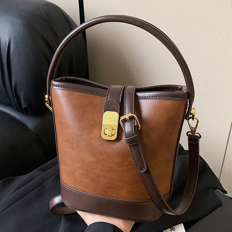 

В этом году популярными небольшими сумками являются женские осенне-зимние универсальные сумки-мессенджеры 2024 года в стиле ретро, женские переносные сумки-ведра. коричневый