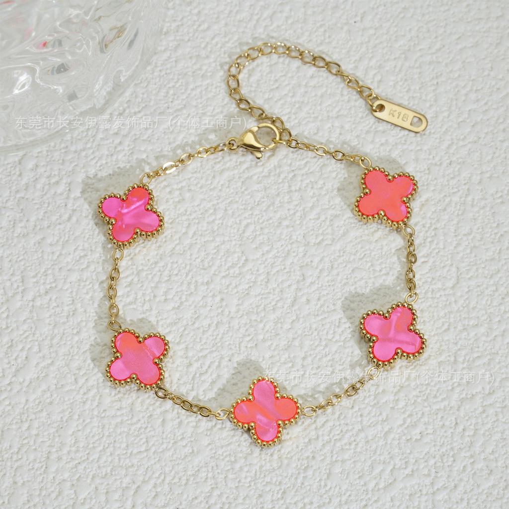 Kleeanhänger 18K Damenarmband Ein modisches und trendiges Glücks-Kleeanhänger-Armband