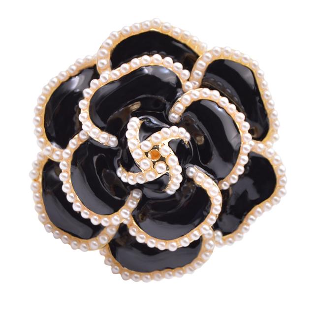 

Поступление жемчужные эмалевые броши камелии для женщин элегантные цветочные булавки модные украшения пальто аксессуары чёрный