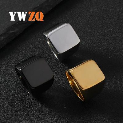 Anello di Moda Transfrontaliero da Uomo: Acciaio Titanio Quadrato con Finitura Lucidato