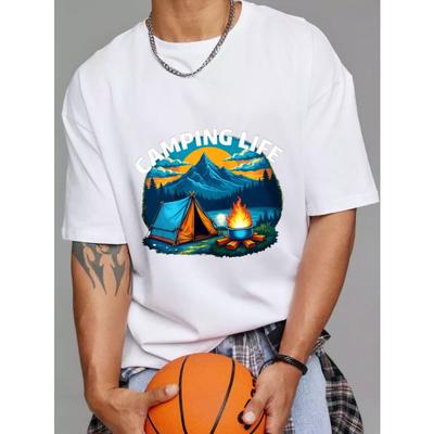 Camiseta Vida de Camping Tienda de Montaña Blanca Escena de Fogata Diseño de Aventura al Aire Libre para Amantes de la Naturaleza Actividades de Senderismo y Acampada