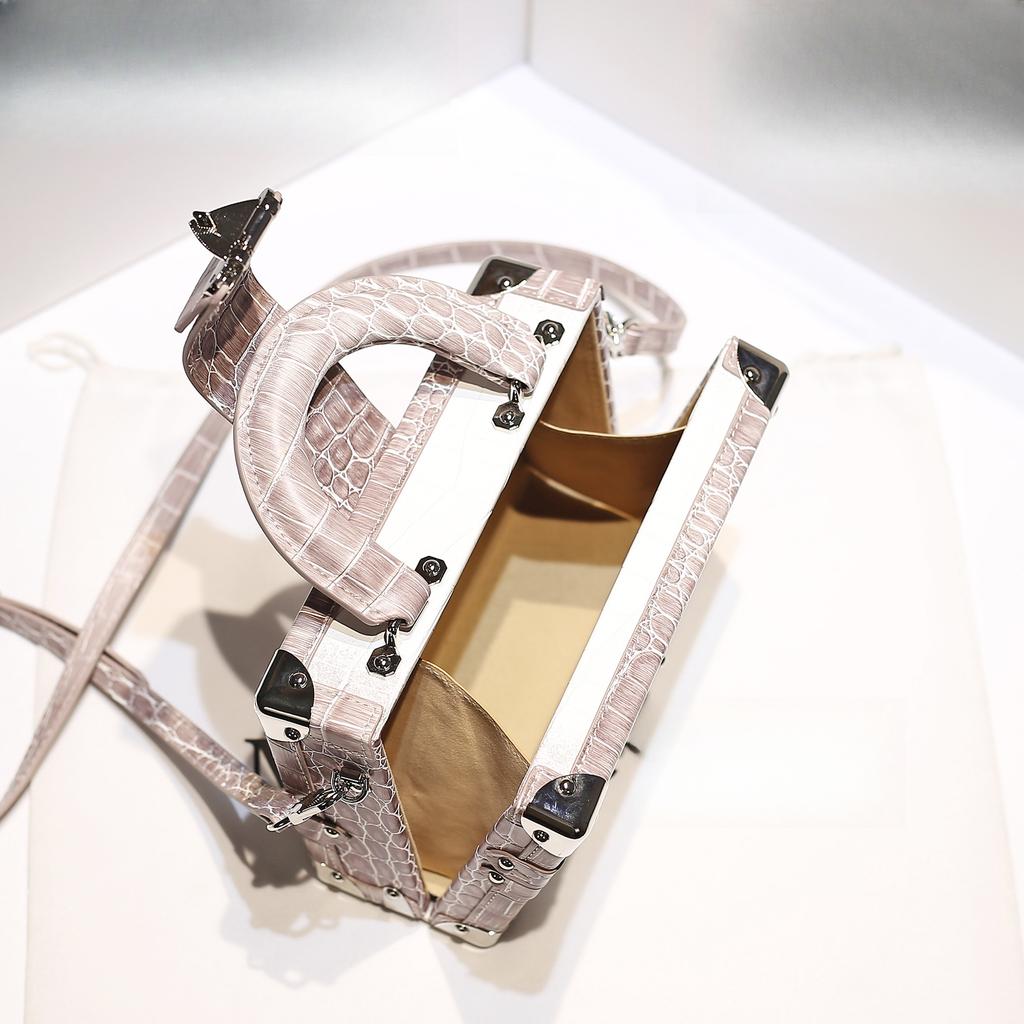 Trendy Handbag with Contrasting Color Riveted Box Bag, Fashionable and Versatile Leather Crossbody Small Square Bag