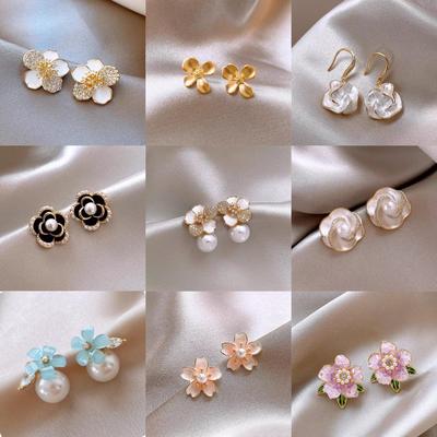 Elegante Perlen-Blumen-Ohrstecker - Leichter Luxus-Modeschmuck mit einem von süßen Düften inspirierten Stil für einen vielseitigen, hochwertigen Look.