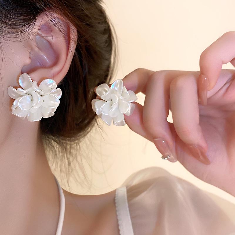 Boucles d'oreilles puces élégantes en argent avec fleurs de perles et pampilles - Mode française haut de gamme polyvalente