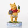 Enesco Statue/Figure "Disney Traditions" Winnie the Pooh with Clover, W6 X H12 X D4.5cm, DTR6016335