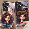 Mädchen mit lockigen Haaren Für Oppo A79 5G 58 78 74 60 4G Reno 11F Realme GT 6 11 Note 50 10 C55 X2 Gehärtetes Glas Schwarze Handyhülle
