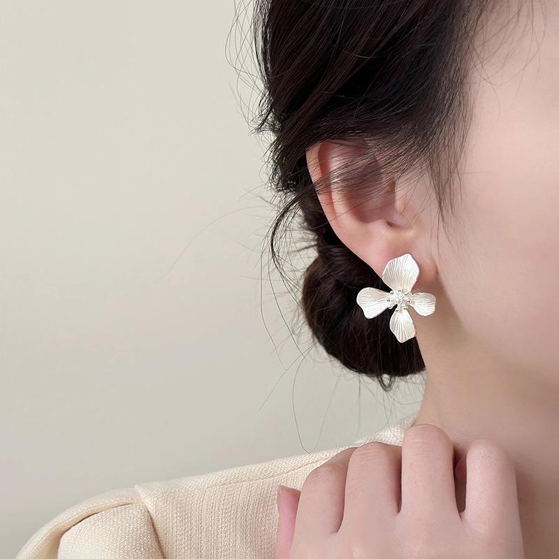 Elegant Flower Pearl Stud Earrings for Women - Unique, Fashionable, Luxe 2025 Ear Accessories