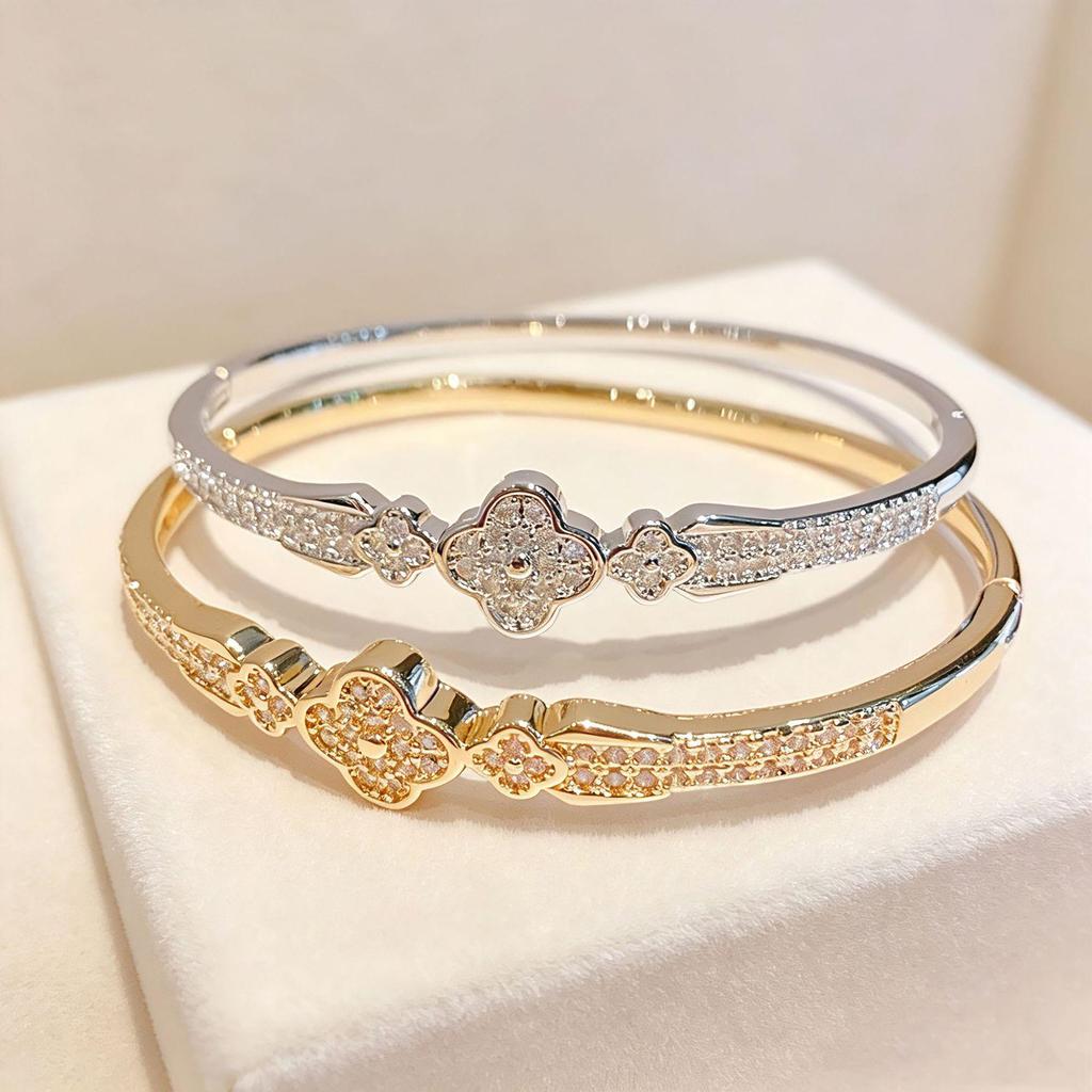 European & American Fashion Zirconia Four-Leaf Clover Bracelet: Sparkly Flower Design Wristband for Women