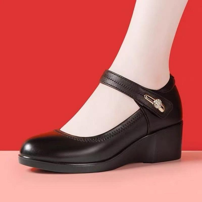 Soft leather cheongsam model catwalk shoes women's middle-aged and elderly non-slip mother shoes round head white wedge heel soft sole single shoes