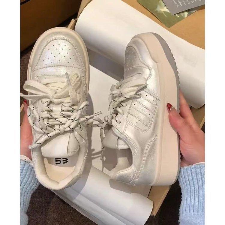 

White sneakers women s 2025 spring pearlescent white shoes heightening board shoes platform casual shoes round head German training shoes women 40