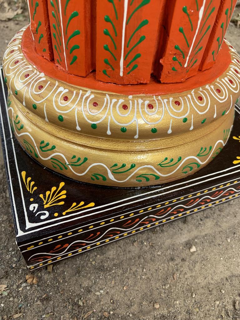 Handbemalte hölzerne Chowki Sockeltisch | Indischer Volkskunst Statuenständer