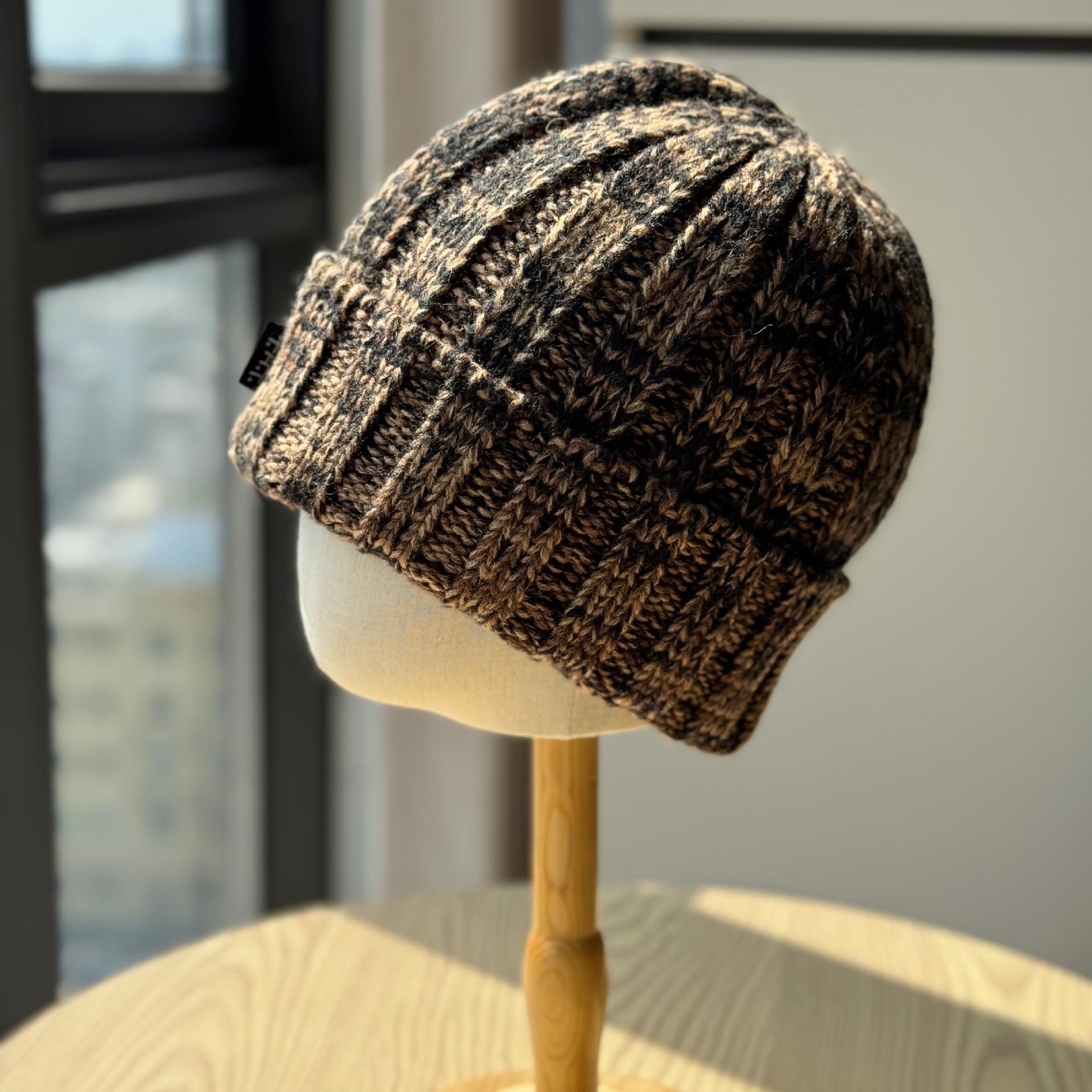 

Симфония Смешанный цвет Новая шерстяная шапка для женщин на зиму Защита от холода и теплая Шапка-баотоу Смешанный цвет Вязаная шапка Мягкая Холодная шапка для мужчин Модная one size