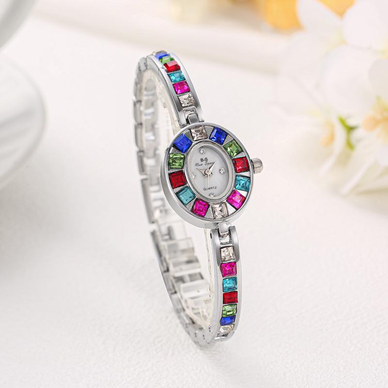 Hochwertige und exquisite Damenuhr Kleine Allround-Quarz-Armbanduhr mit dünnem Armband Quadratische Uhr Modetrend Exquisites Armbanduhr