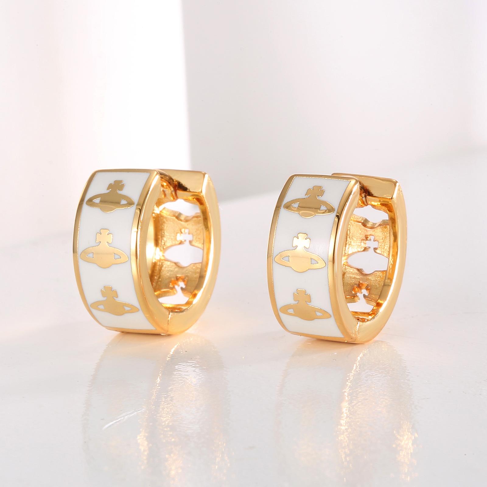 

New ear buckles, cool Spice Girl stud earrings, flash diamonds, flash temperament, advanced sense, cold and anti-allergic stud earrings, women