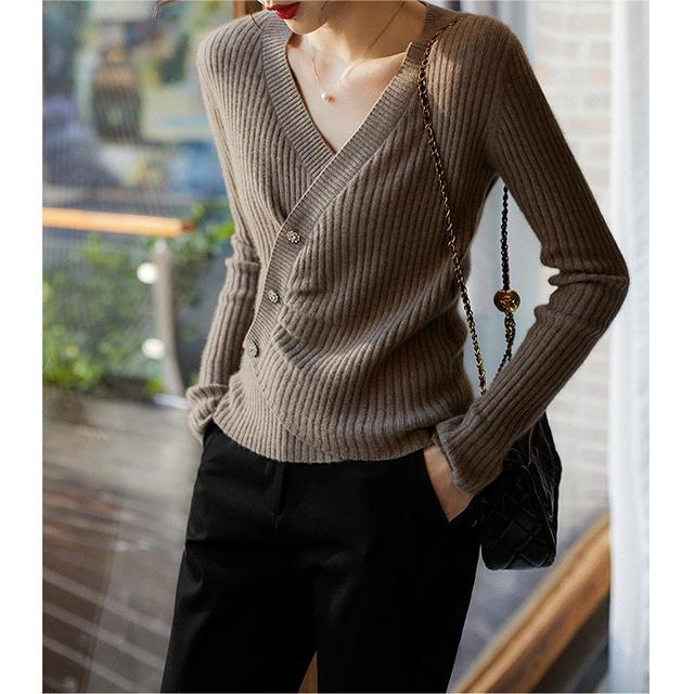 Кашемировый свитер с V-образным вырезом для женщин S 2379₽