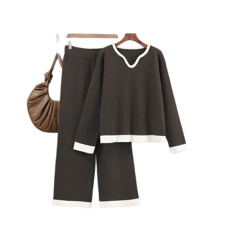 Ein neuer gestreifter Strickanzug für Damen für Herbst und Winter, ein V-Ausschnitt Farbblock-Oberteil und eine weite Hose als zweiteiliges Set