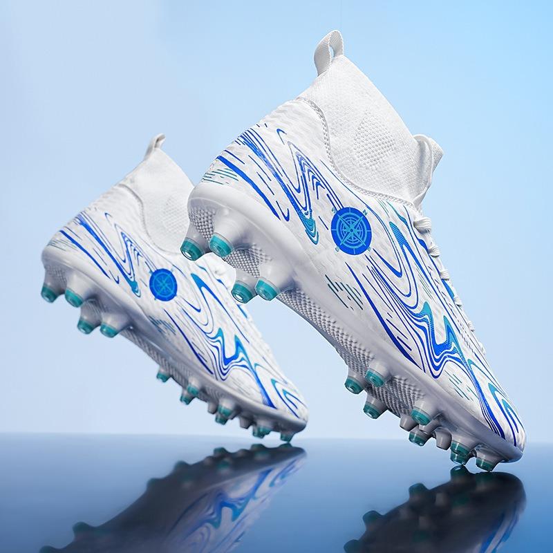 Fußballschuhe große Größe, lange Nägel, abgebrochene Nägel, Jungen und Mädchen, junge Schüler, professionelles Wettkampftraining, Sportschuhe
