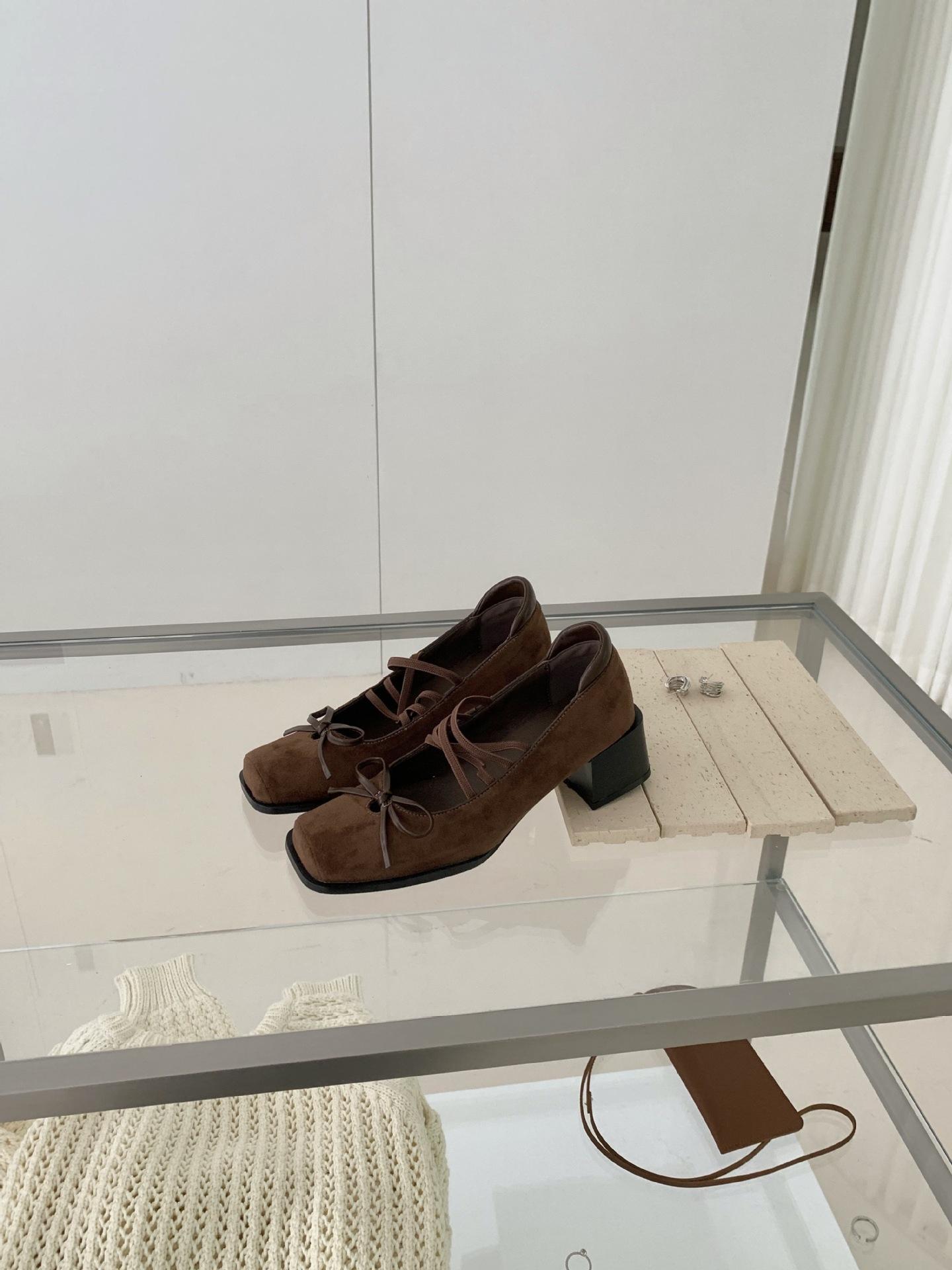 

2025 autumn new temperament versatile square head simple fairy style bow Internet celebrity thick heel shoes 39