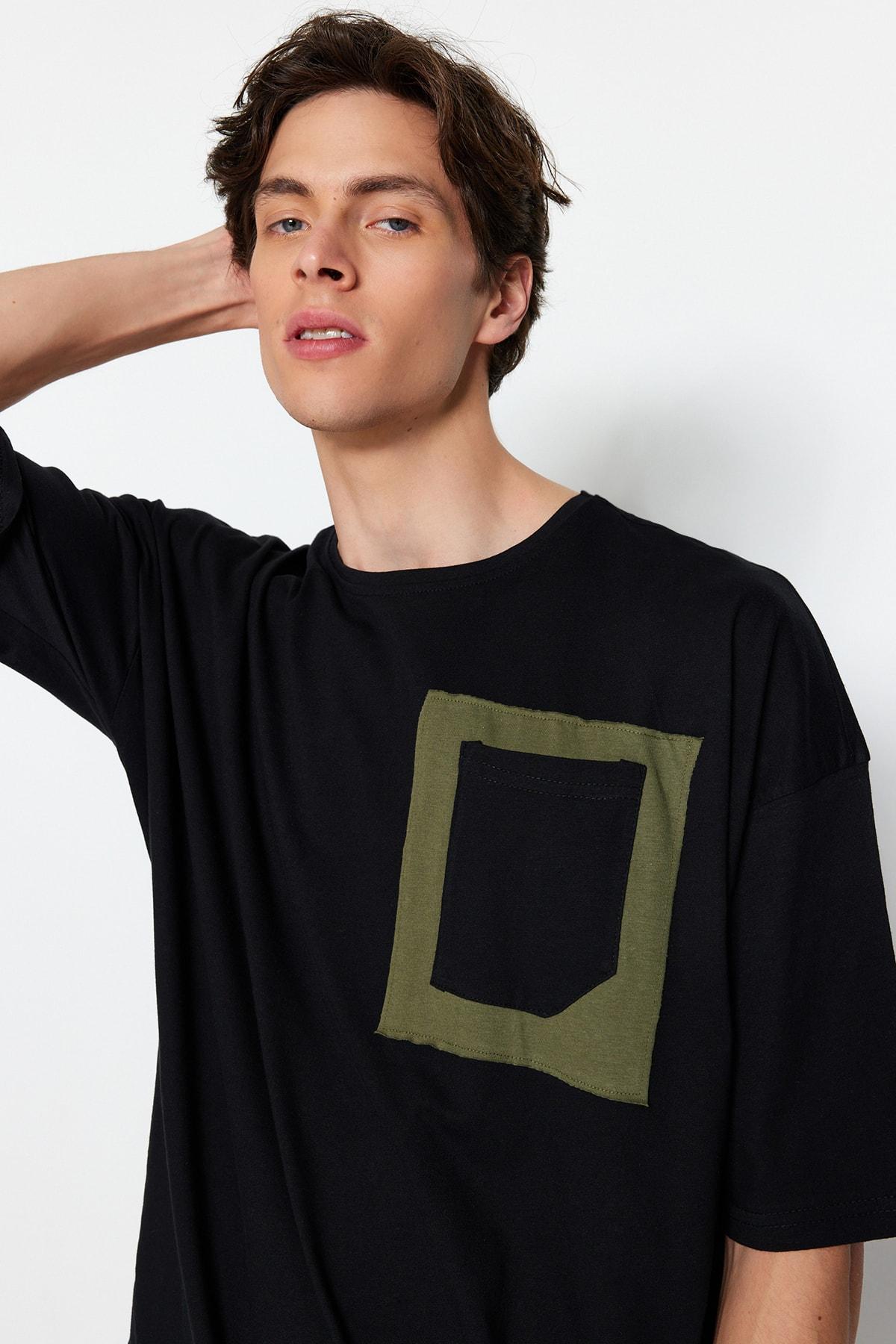 

Черная мужская футболка большого размера/широкого кроя из 100% хлопка с круглым вырезом, короткими рукавами и карманами TMNSS21TS0899.