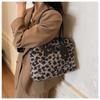 Leopard print plush Korean bag, winter trendy style, large-capacity commuting model.