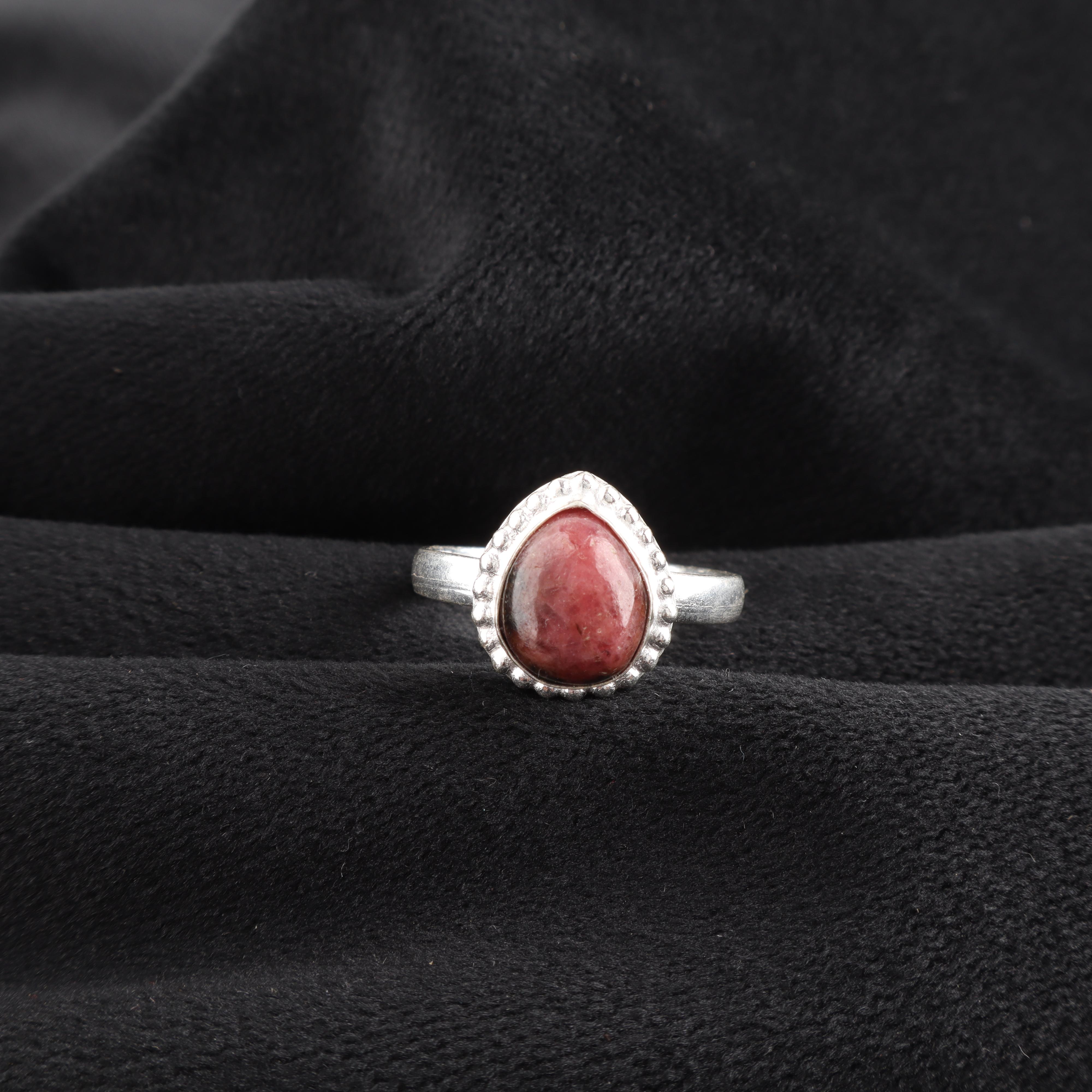 

Натуральный черный родонит драгоценный камень ручной работы 925 стерлинговое серебро ювелирные изделия кольцо для помолвки для нее RR-77-24 13