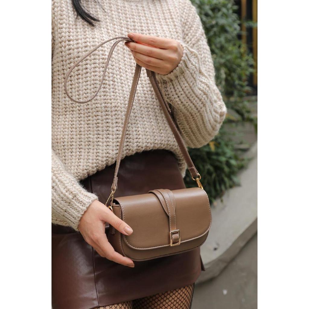 Černá dámská crossbody kabelka se sponou