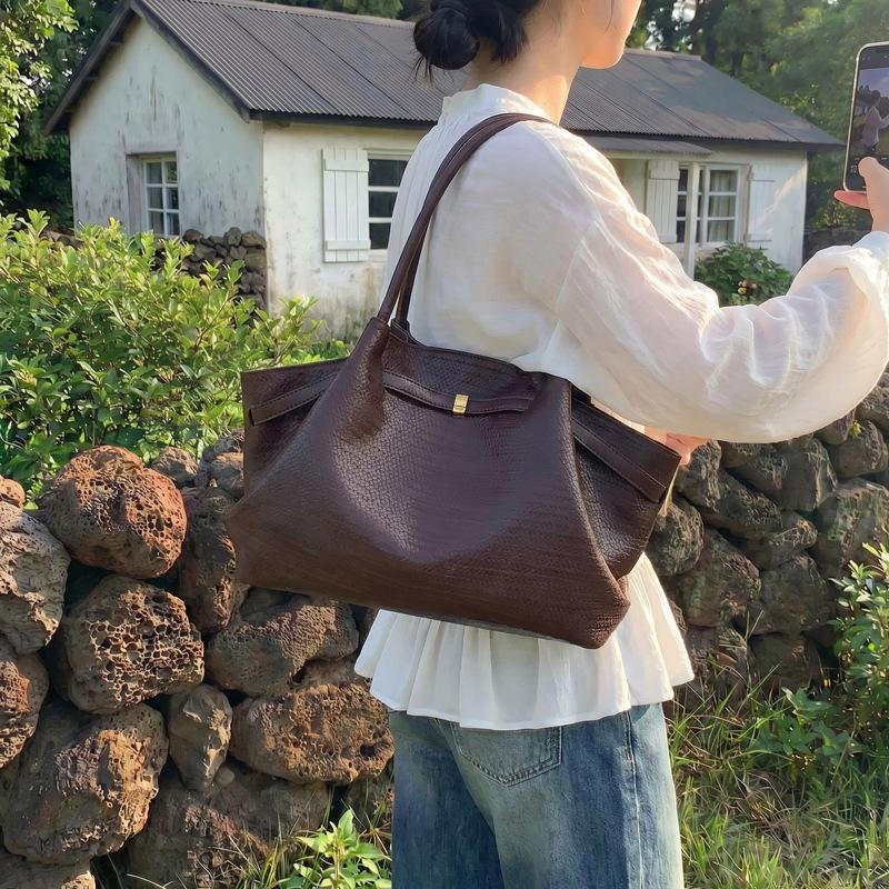 Large-capacity retro Demellier tote bag, fashionable pleated wing bag, shoulder bag, casual commuting style bag