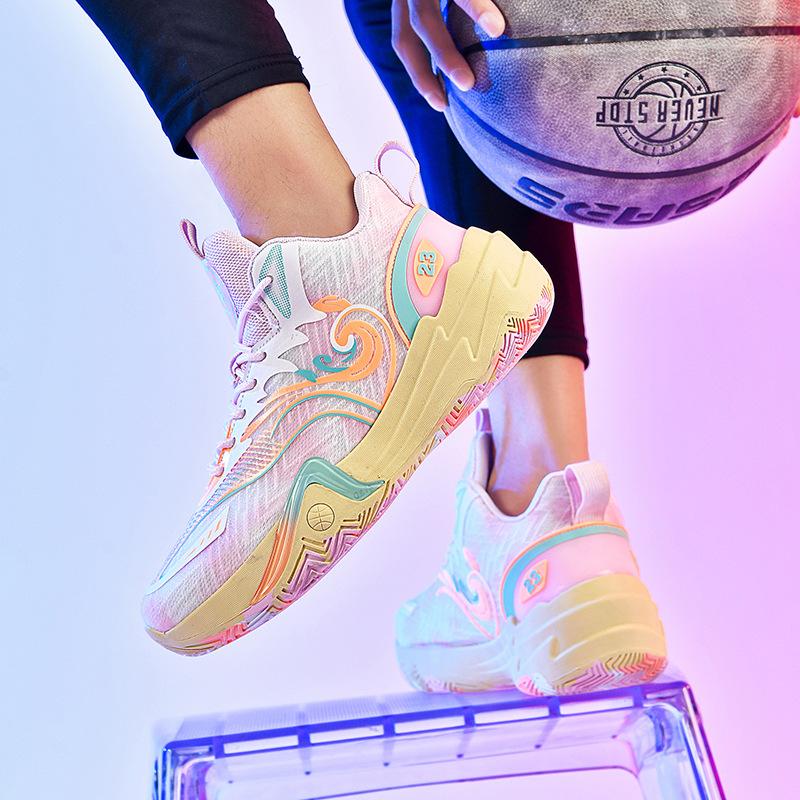Neue Herren- und Damenmodelle von Basketballschuhen, tatsächlicher Sport, Mandarinenten, jugendliche Schüler, Outdoor-Sportarten, rutschfeste Sneaker