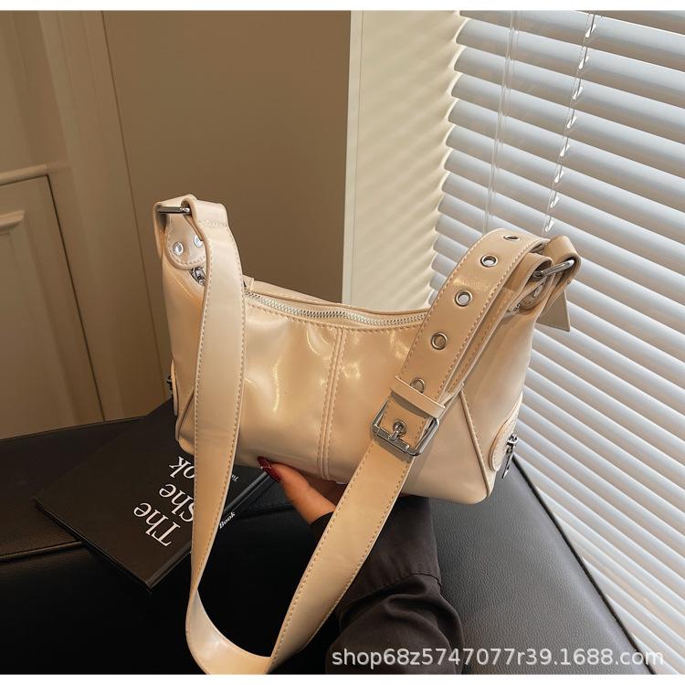 New French Niche Design Single Shoulder Portable Armpit Bag Sweet Cool Retro High-end Messenger Commuter Bag