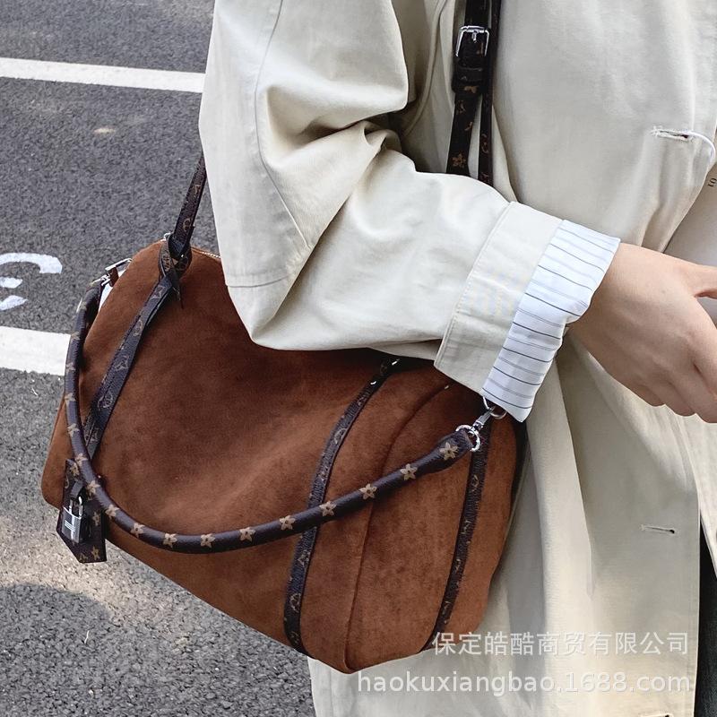 Premium Pillow Bag Autumn and Winter New Fashion Trend Versatile Suede 2025 Large Capacity Casual Explosion Messenger Bag